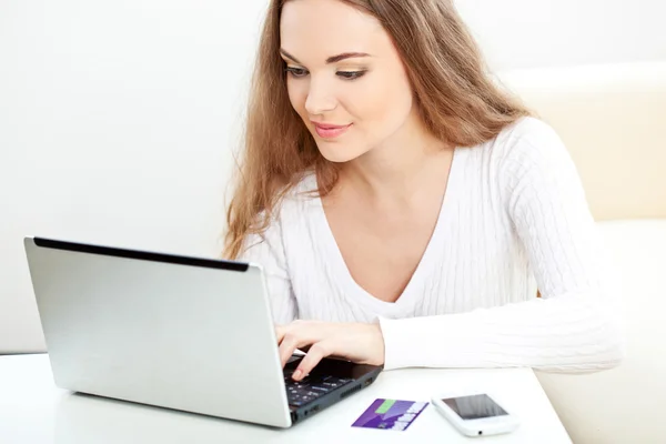 Femme travaillant avec un ordinateur portable — Photo