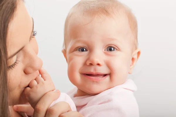 Bebekler küçük el öpmeye anne — Stok fotoğraf