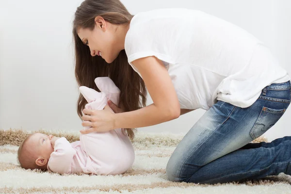 Jonge moeder spelen met haar dochter — Stockfoto