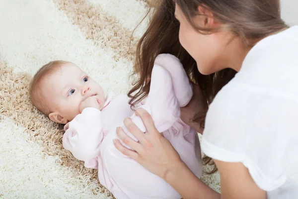 Giovane madre che gioca con il suo bambino — Foto Stock