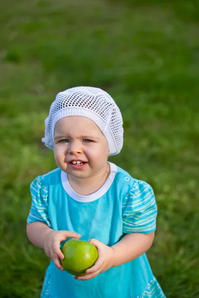 Cute baby girl in the park — Stock Photo, Image