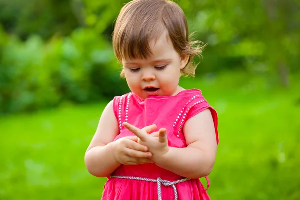 Niña contando sus dedos —  Fotos de Stock