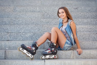 merdivenlerde oturan kız gülümseyerek