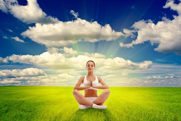 Mulher meditando no campo de verão — Fotografia de Stock