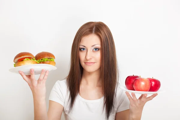 食物と一緒に、テーブルの後ろに座っている女性 — ストック写真