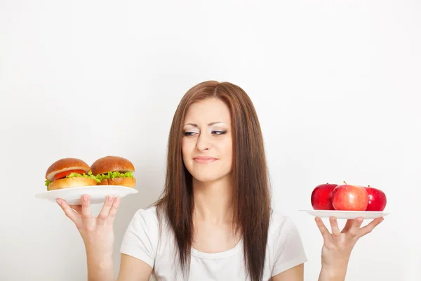 食物と一緒に、テーブルの後ろに座っている女性 — ストック写真