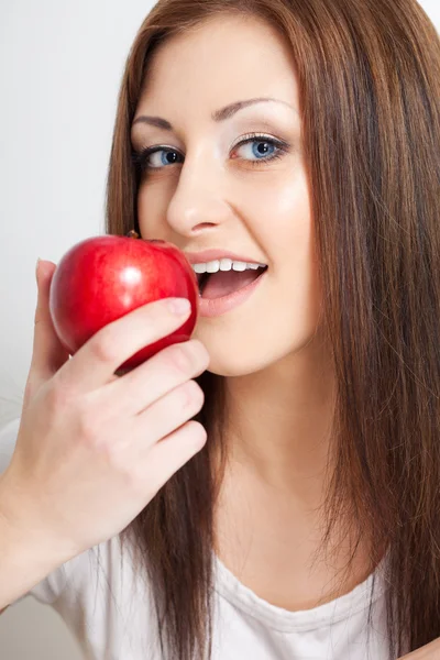 Mulher vai comer maçã vermelha — Fotografia de Stock