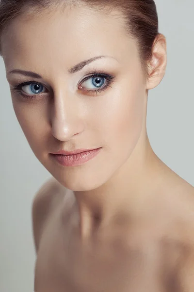 Retrato de mulher close-up com pele perfeita — Fotografia de Stock