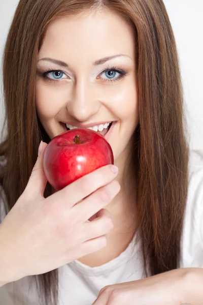 Vrouw gaan eten rode appel Rechtenvrije Stockafbeeldingen