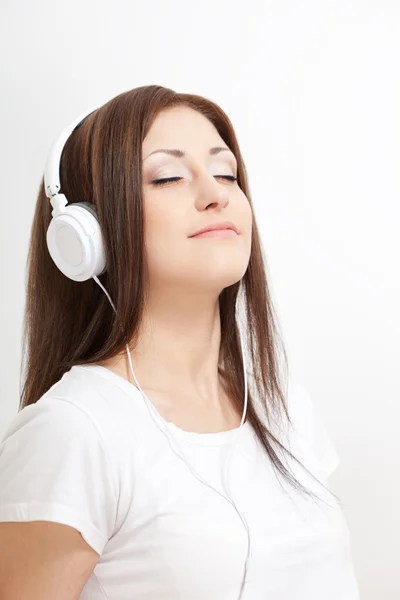 Leende kvinna lyssna till musik Stockfoto