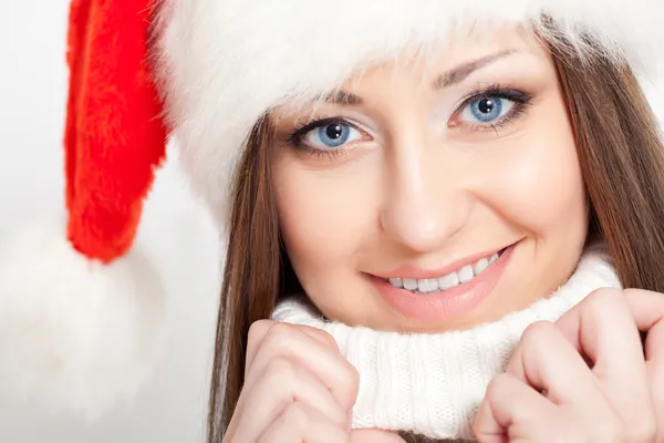 Lachende brunette vrouw in Kerstman hoed Rechtenvrije Stockfoto's