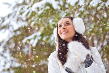 mujer que camina en el parque de invierno