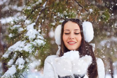mujer que camina en el parque de invierno