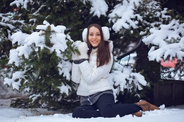 Kvinna sitter i Vinterparken — Stockfoto