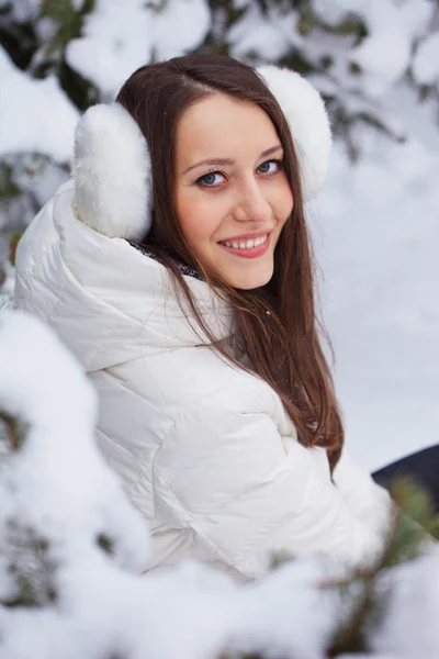 Donna seduta nel parco invernale — Foto Stock