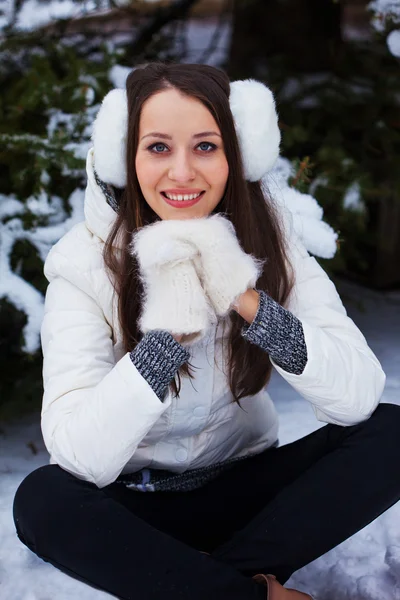 Mulher sentada no parque de inverno — Fotografia de Stock