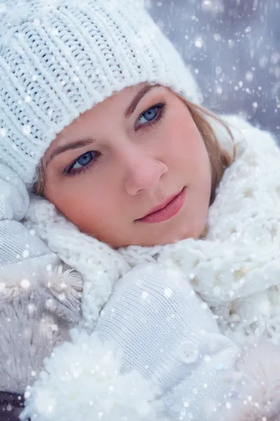 Closeup όμορφη γυναίκα χειμώνα πορτρέτο — Φωτογραφία Αρχείου