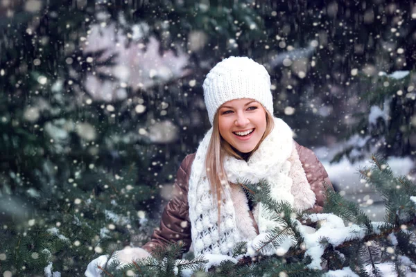 Mulher feliz sob nevasca — Fotografia de Stock
