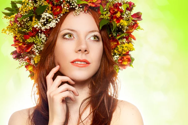 Κόκκινα μαλλιά γυναίκα με λουλούδι στεφάνι — Φωτογραφία Αρχείου