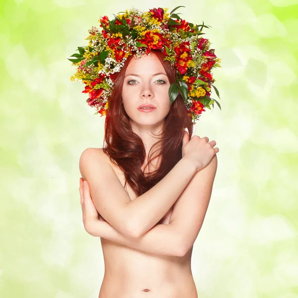 Röda haired kvinna med blomma krans — Stockfoto