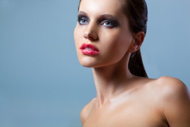 kadının yüzü closeup dikey, dumanlı gözler