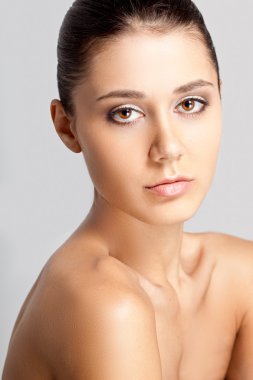 güzel bir kadın yüzüyle temizleyin skin