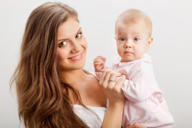 genç anne bebek kızı tutmak gülümseyen