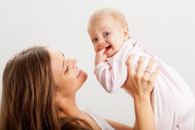 genç anne kız bebek onun elele