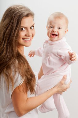 genç anne kız bebek onun elele