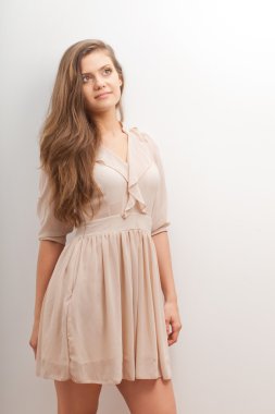 uzun saçlı konumu olan güzel bir kadın