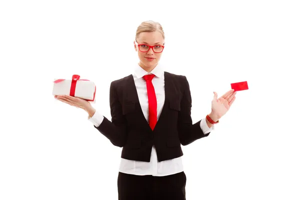Woman holding blank businesscard and giftbox — Stock Photo, Image
