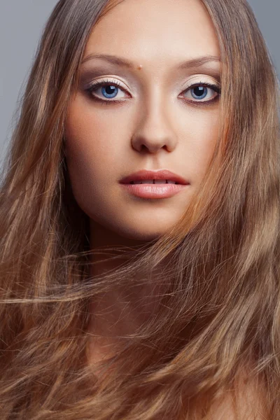 Closeup vrouw gezicht portret met vliegende haar — Stockfoto