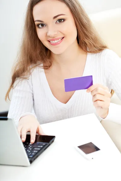 Mulher segurando cartão de visita — Fotografia de Stock