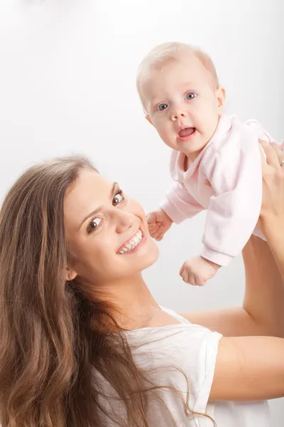 Jovem mãe segurando seu bebê menina a mãos — Fotografia de Stock