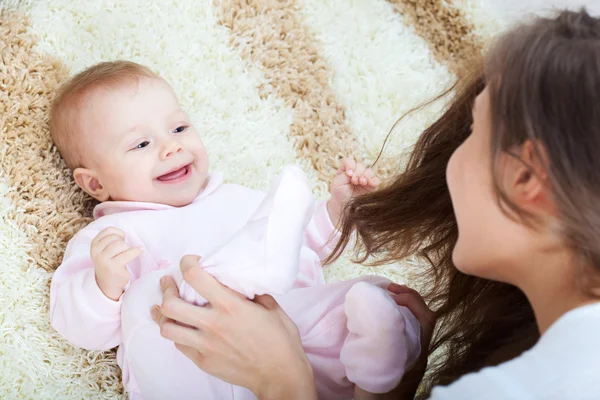 Jeune mère jouer avec son bébé fille — Photo