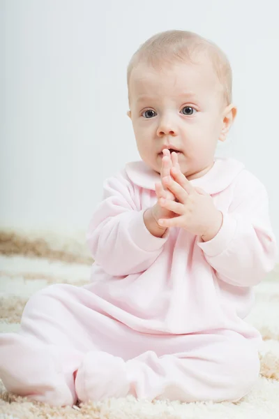 Bambina seduta sul tappeto — Foto Stock