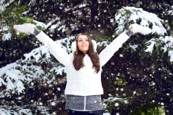 Kvinnan promenader i vinter park — Stockfoto