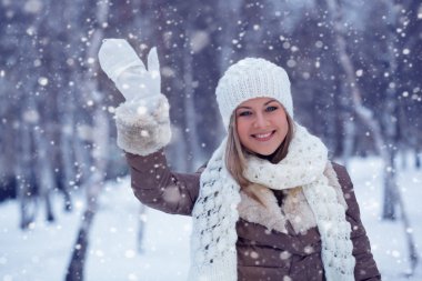 Winter park içinde sallayarak kadın