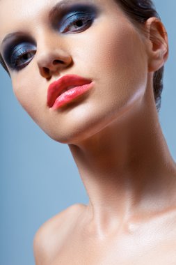 kadının yüzü closeup dikey, dumanlı gözler
