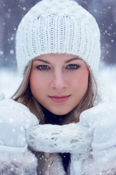 Primer plano hermosa mujer retrato de invierno —  Fotos de Stock