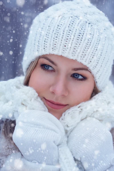 Closeup bela mulher retrato de inverno — Fotografia de Stock