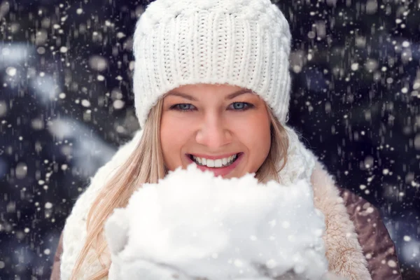 Mulher feliz segurando neve — Fotografia de Stock