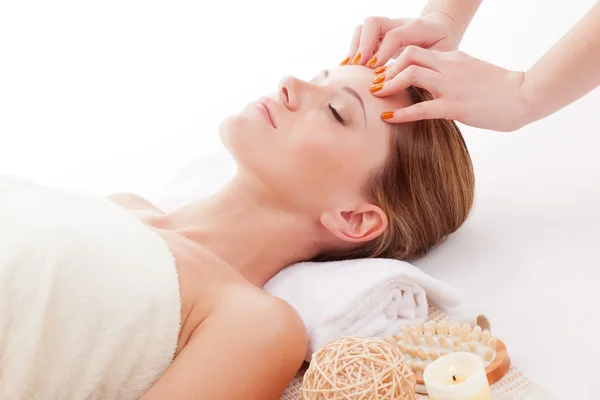 Mulher recebendo massagem na testa — Fotografia de Stock