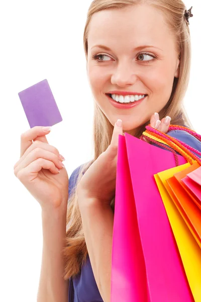 Tatlı kadın portre alışveriş torbaları ve kart ile — Stok fotoğraf