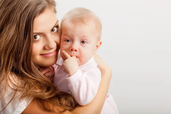 若い母親の手で彼女の女の赤ちゃんを保持 — ストック写真