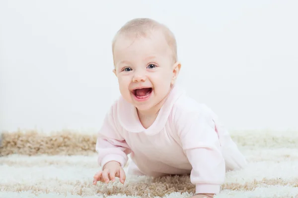 Menina do bebê rastejando no tapete — Fotografia de Stock