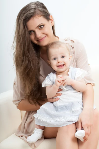 母親と赤ちゃんをソファの上 — ストック写真
