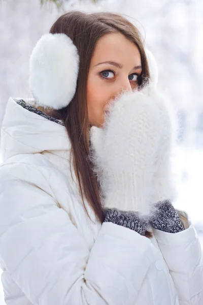겨울 공원에서 산책 하는 여자 — 스톡 사진