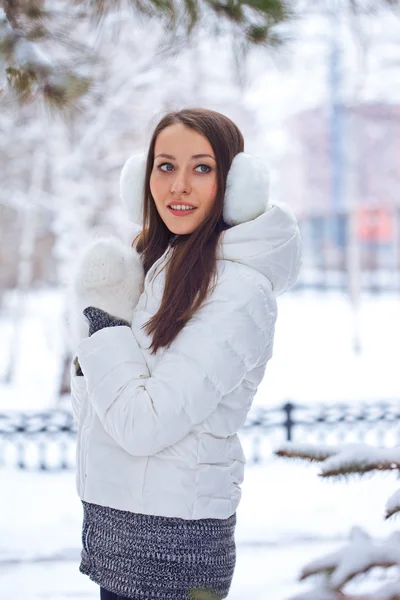 Bruneta žena, která stála v zimě parku — Stock fotografie