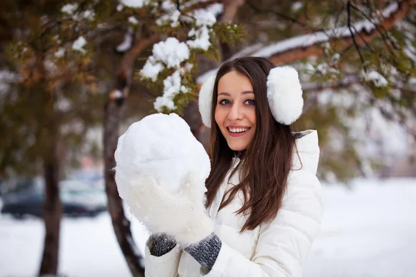 Mujer que camina en el parque de invierno — Stok fotoğraf